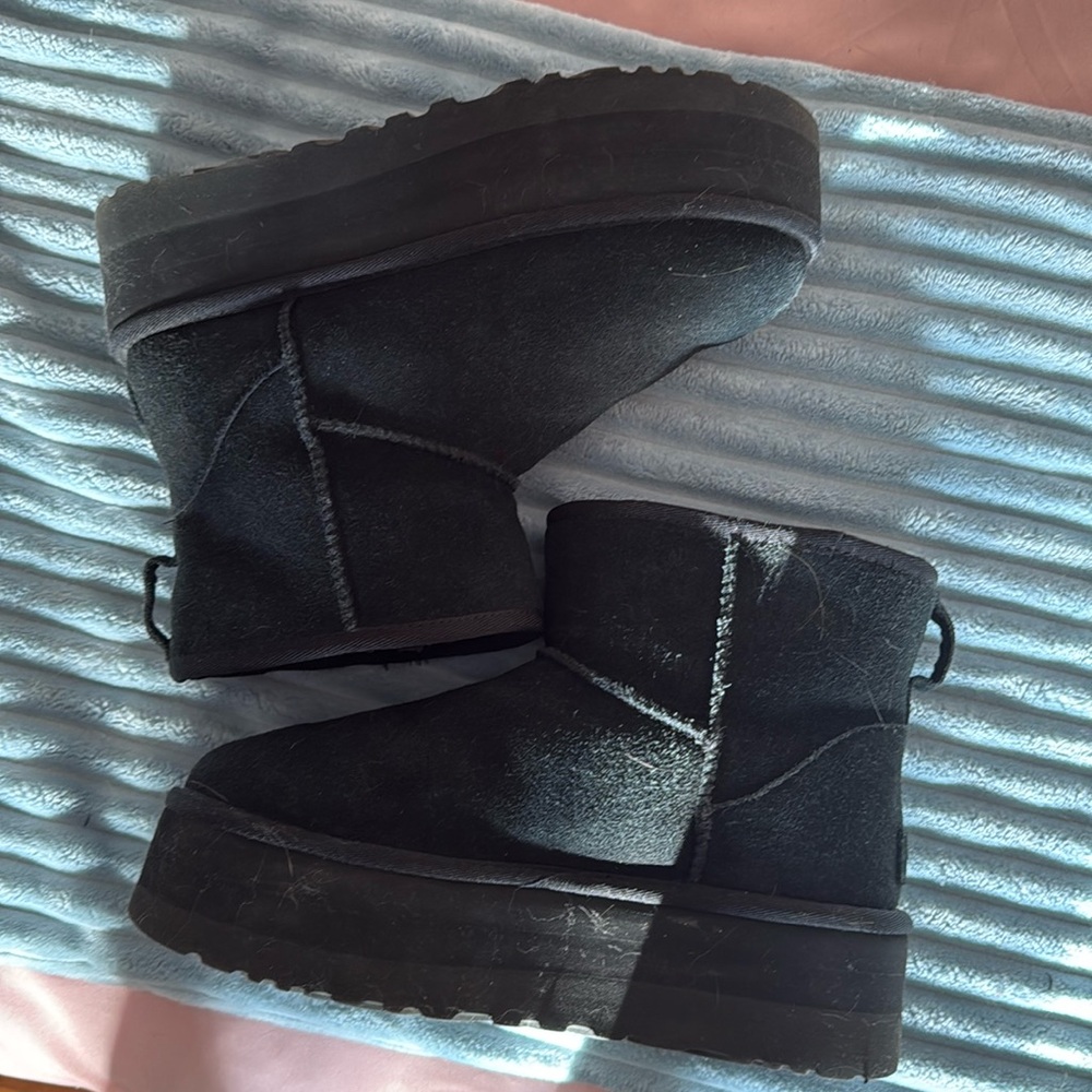 Black platform uggs